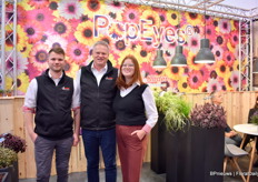 Family Köder of Köder Gartenbau presenting PopEyes, a Osteospermum new series. They have special colors with the ring around the eyes, they open the flower longer and they can be produced till autumn, so almost year round.